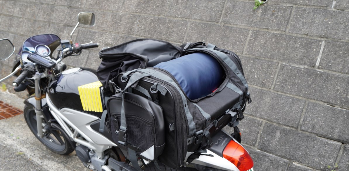 【レビュー】タナックス（TANAX）キャンピングシートバッグ2モトフィズ：キャンプに最適のバイク用バッグ！ | マイメンはバイク